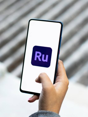 Assam, Hindistan - 29 Kasım 2020: Telefon ekranı görüntüsünde Adobe Rush logosu.