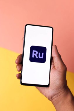 Assam, Hindistan - 29 Kasım 2020: Telefon ekranı görüntüsünde Adobe Rush logosu.