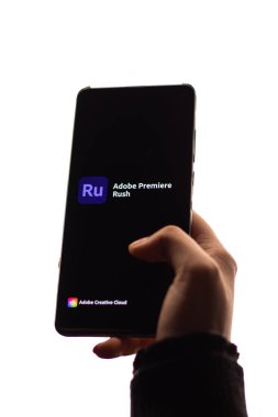Assam, Hindistan - 29 Kasım 2020: Telefon ekranı görüntüsünde Adobe Rush logosu.