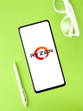 Assam, Hindistan - 24 Eylül 2020: Telefon ekranı görüntüsünde Ryzen logosu.