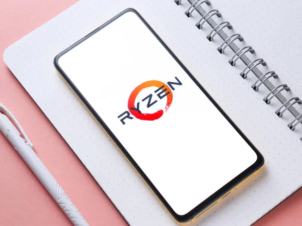Assam, Hindistan - 24 Eylül 2020: Telefon ekranı görüntüsünde Ryzen logosu.