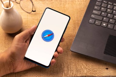 Assam, Hindistan - 19 Nisan 2021: Telefon ekranında Apple Safari logosu.