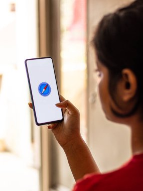 Assam, Hindistan - 19 Nisan 2021: Telefon ekranında Apple Safari logosu.