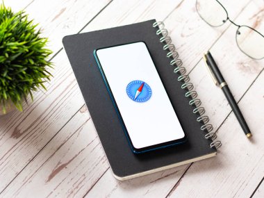 Assam, Hindistan - 19 Nisan 2021: Telefon ekranında Apple Safari logosu.