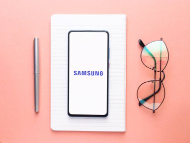 Assam, Hindistan - 9 Ağustos 2020: Telefon ekranında Samsung logosu.