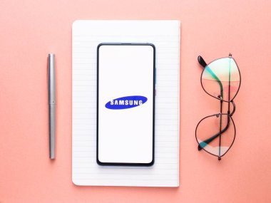 Assam, Hindistan - 9 Ağustos 2020: Telefon ekranında Samsung logosu.