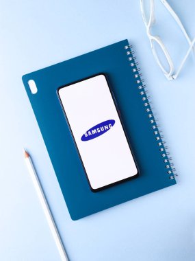 Assam, Hindistan - 9 Ağustos 2020: Telefon ekranında Samsung logosu.