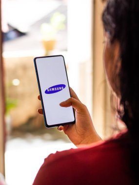 Assam, Hindistan - 9 Ağustos 2020: Telefon ekranında Samsung logosu.