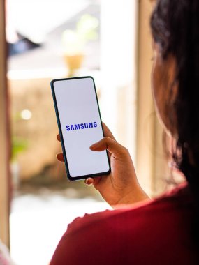 Assam, Hindistan - 9 Ağustos 2020: Telefon ekranında Samsung logosu.