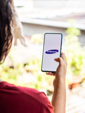 Assam, Hindistan - 9 Ağustos 2020: Telefon ekranında Samsung logosu.