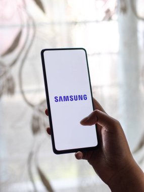 Assam, Hindistan - 9 Ağustos 2020: Telefon ekranında Samsung logosu.