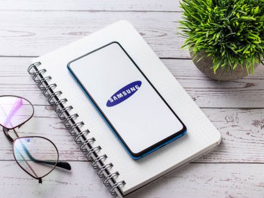 Assam, Hindistan - 9 Ağustos 2020: Telefon ekranında Samsung logosu.