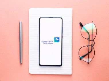 Assam, Hindistan - 2 Ağustos 2020 Suudi Aramco Suudi Arabistan petrol şirketi logosu.