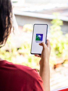 Assam, Hindistan - 2 Ağustos 2020 Suudi Aramco Suudi Arabistan petrol şirketi logosu.