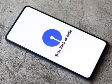 Batı Bangal, Hindistan - 09 Ekim 2021: Hindistan Devlet Bankası logosu telefon ekranı görüntüsünde.