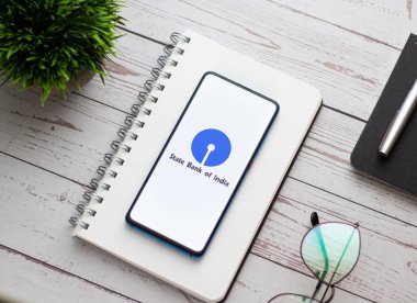 Batı Bangal, Hindistan - 09 Ekim 2021: Hindistan Devlet Bankası logosu telefon ekranı görüntüsünde.