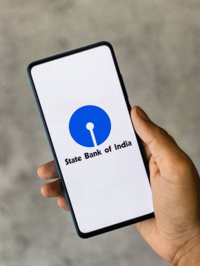 Batı Bangal, Hindistan - 09 Ekim 2021: Hindistan Devlet Bankası logosu telefon ekranı görüntüsünde.