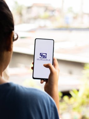 Assam, Hindistan - 27 Ağustos 2020: Telefon ekranında SEBI logosu.