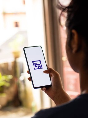 Assam, Hindistan - 27 Ağustos 2020: Telefon ekranında SEBI logosu.