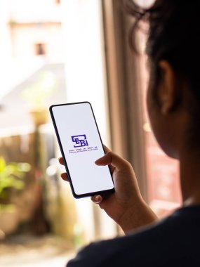 Assam, Hindistan - 27 Ağustos 2020: Telefon ekranında SEBI logosu.