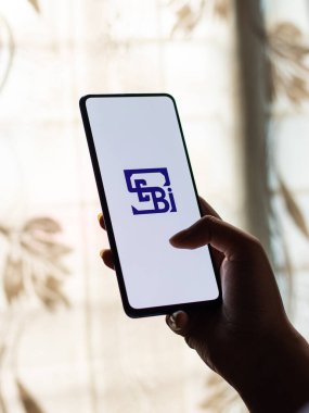 Assam, Hindistan - 27 Ağustos 2020: Telefon ekranında SEBI logosu.