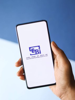 Assam, Hindistan - 27 Ağustos 2020: Telefon ekranında SEBI logosu.