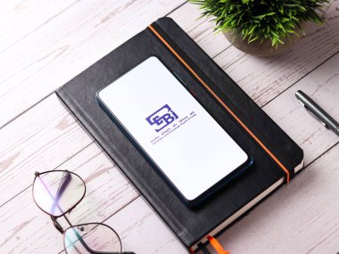 Assam, Hindistan - 27 Ağustos 2020: Telefon ekranında SEBI logosu.