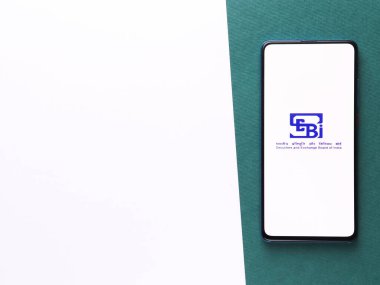 Assam, Hindistan - 27 Ağustos 2020: Telefon ekranında SEBI logosu.