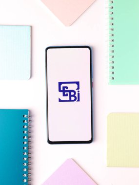 Assam, Hindistan - 27 Ağustos 2020: Telefon ekranında SEBI logosu.