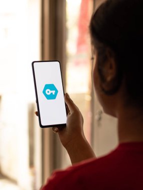 Assam, Hindistan - 10 Mart 2021: Telefon ekranındaki VPN logosu.