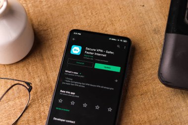 Assam, Hindistan - 10 Mart 2021: Telefon ekranındaki VPN logosu.
