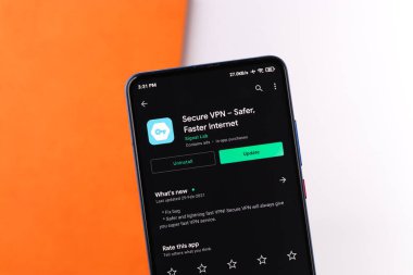 Assam, Hindistan - 10 Mart 2021: Telefon ekranındaki VPN logosu.