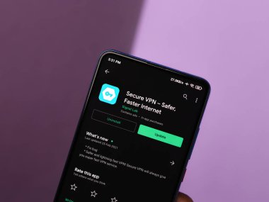 Assam, Hindistan - 10 Mart 2021: Telefon ekranındaki VPN logosu.