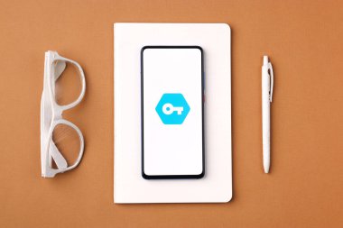 Assam, Hindistan - 10 Mart 2021: Telefon ekranındaki VPN logosu.