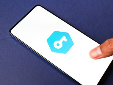 Assam, Hindistan - 10 Mart 2021: Telefon ekranındaki VPN logosu.