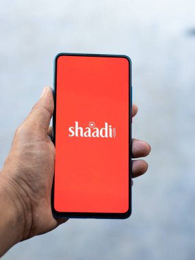 Assam, Hindistan - 6 Eylül 2020: Telefon ekranında Shaadi logosu.