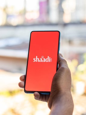 Assam, Hindistan - 6 Eylül 2020: Telefon ekranında Shaadi logosu.