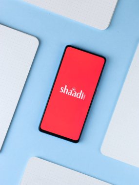 Assam, Hindistan - 6 Eylül 2020: Telefon ekranında Shaadi logosu.