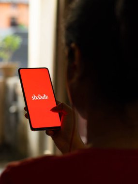 Assam, Hindistan - 6 Eylül 2020: Telefon ekranında Shaadi logosu.