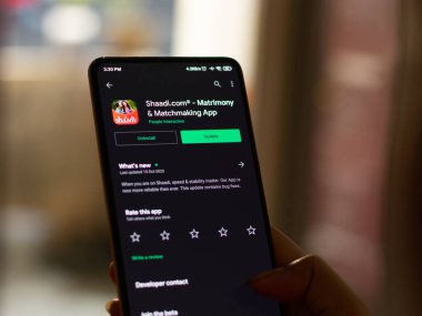 Assam, Hindistan - 6 Eylül 2020: Telefon ekranında Shaadi logosu.