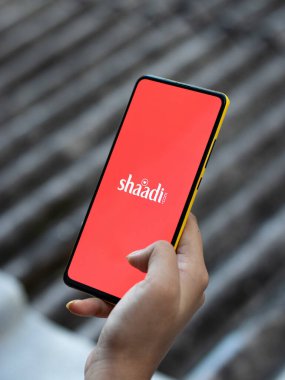 Assam, Hindistan - 6 Eylül 2020: Telefon ekranında Shaadi logosu.