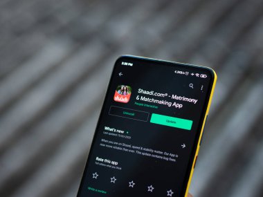 Assam, Hindistan - 6 Eylül 2020: Telefon ekranında Shaadi logosu.