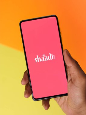 Assam, Hindistan - 6 Eylül 2020: Telefon ekranında Shaadi logosu.