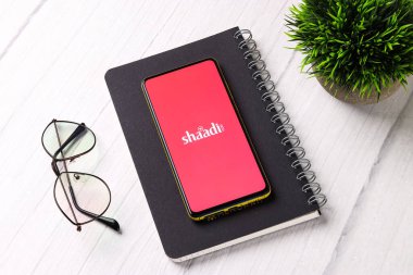 Assam, Hindistan - 6 Eylül 2020: Telefon ekranında Shaadi logosu.