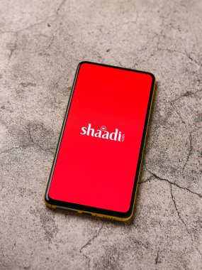 Assam, Hindistan - 6 Eylül 2020: Telefon ekranında Shaadi logosu.