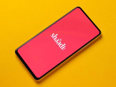 Assam, Hindistan - 6 Eylül 2020: Telefon ekranında Shaadi logosu.