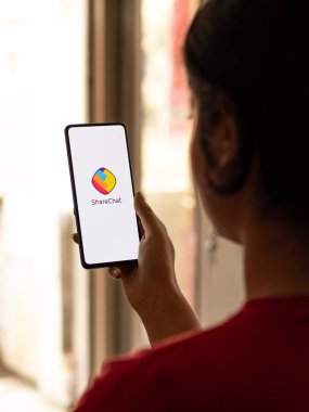 Assam, Hindistan - 10 Mart 2021: Telefon ekranında ShareChat logosu.