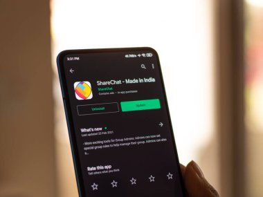 Assam, Hindistan - 10 Mart 2021: Telefon ekranında ShareChat logosu.