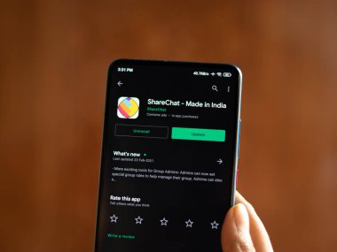 Assam, Hindistan - 10 Mart 2021: Telefon ekranında ShareChat logosu.
