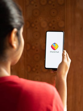Assam, Hindistan - 10 Mart 2021: Telefon ekranında ShareChat logosu.